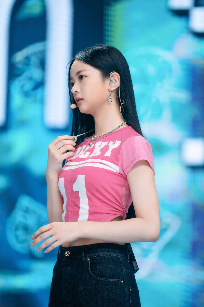 220807 NewJeans Hanni 'Attention' at Inkigayo documents 17