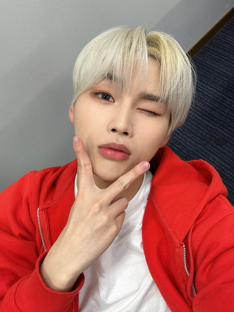 230424 NINE.i Twitter Update - Minjun documents 3