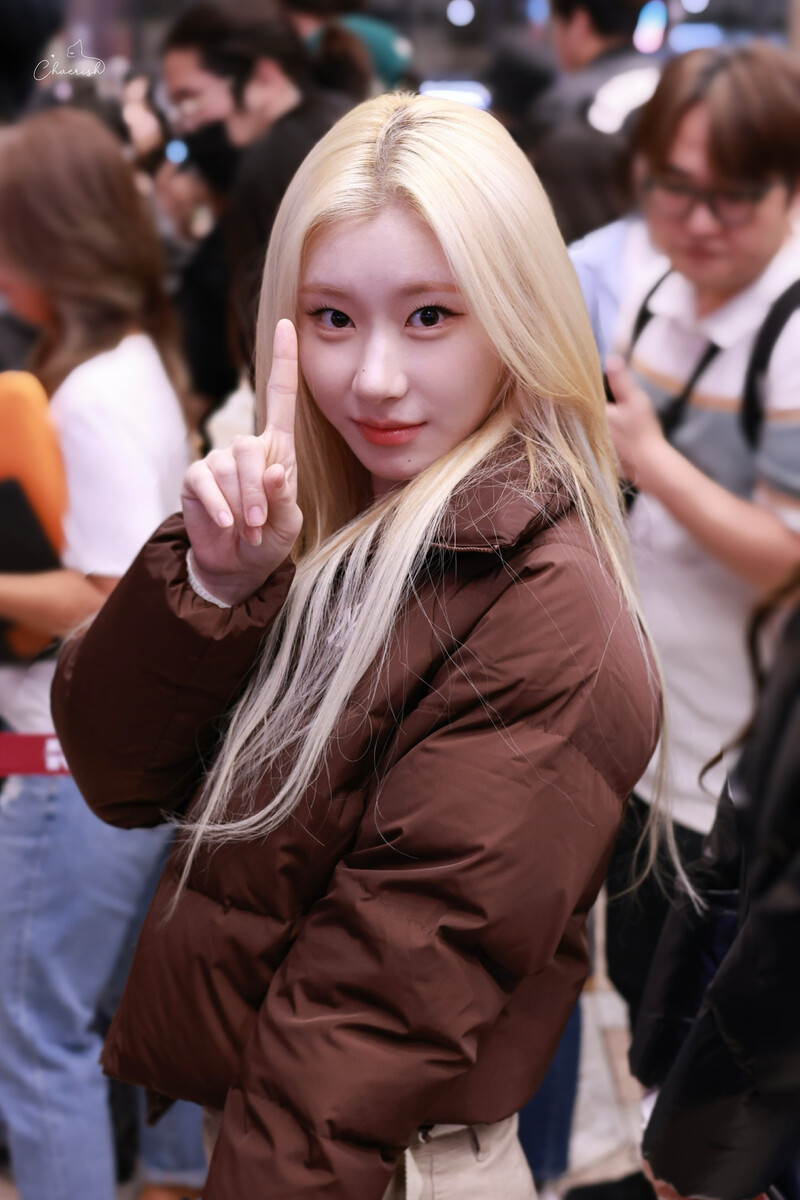 241013 ITZY Chaeryeong at Gimpo International Airport documents 1