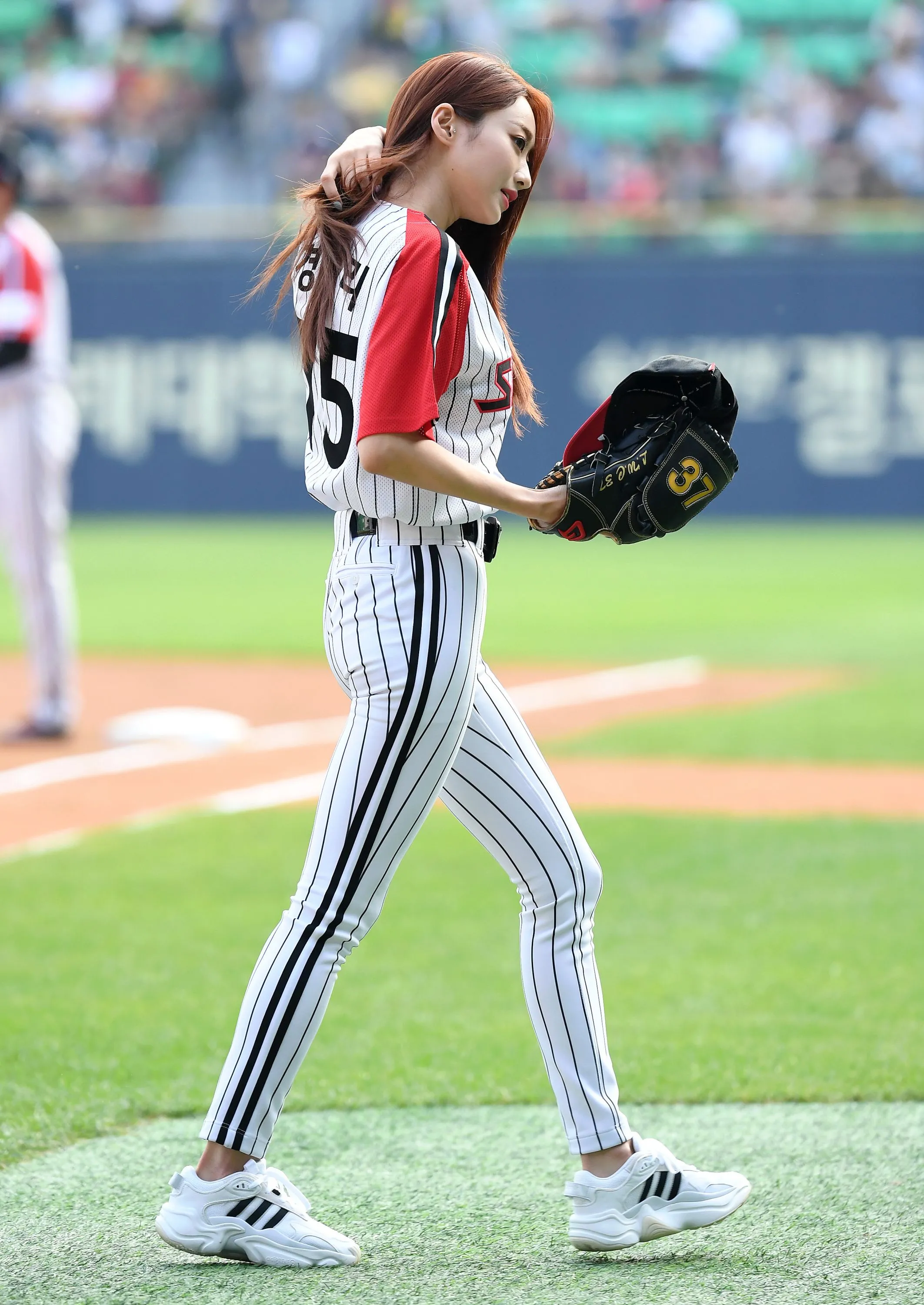 fromis_9 Performs Before LG Twins Match