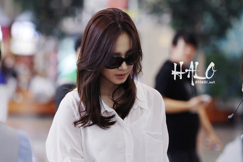 120621 Girls' Generation Yuri at Gimpo Airport documents 1