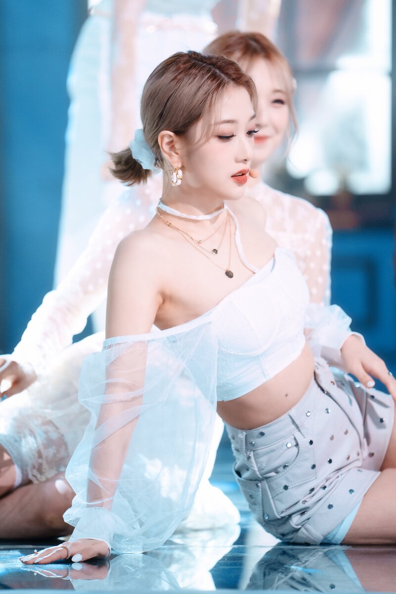 220123 fromis_9 Seoyeon - 'DM' at Inkigayo documents 19