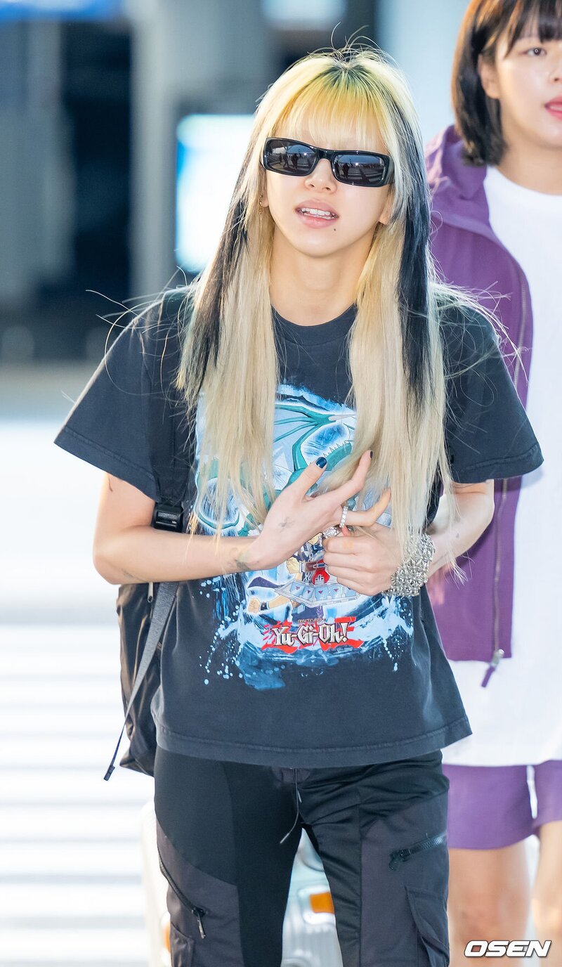 230608 TWICE Chaeyoung at Incheon International Airport documents 1