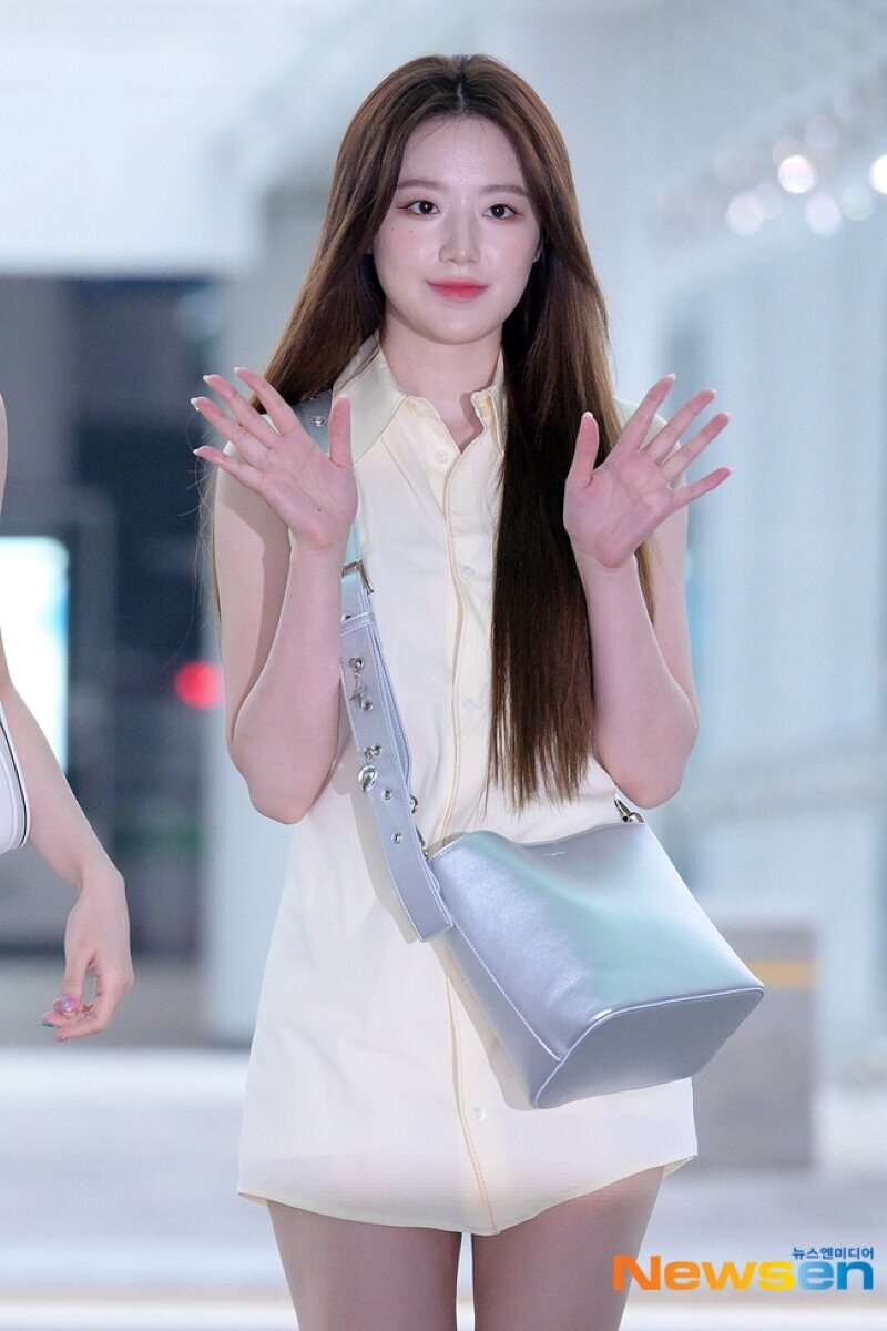 230714 (G)I-DLE Shuhua at Incheon International Airport heading to Bangkok, Thailand documents 3