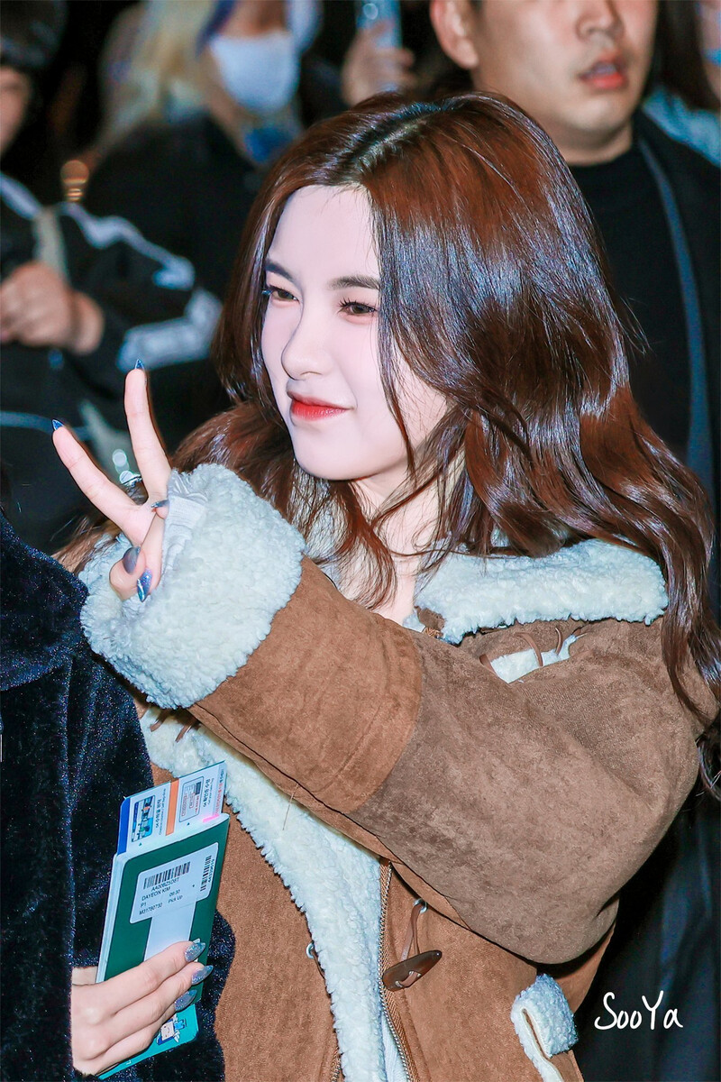 231213 Kep1er Dayeon at Incheon International Airport documents 3