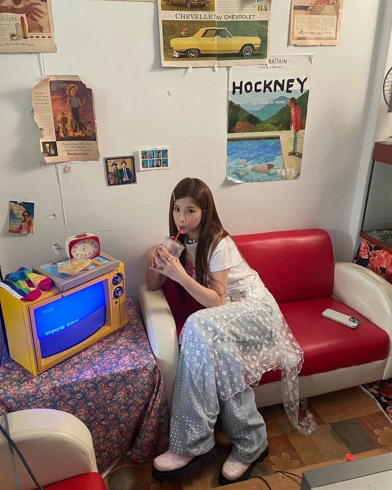 240627 CHORONG Instagram update - behind scenes of upcoming song FALLIN' documents 9