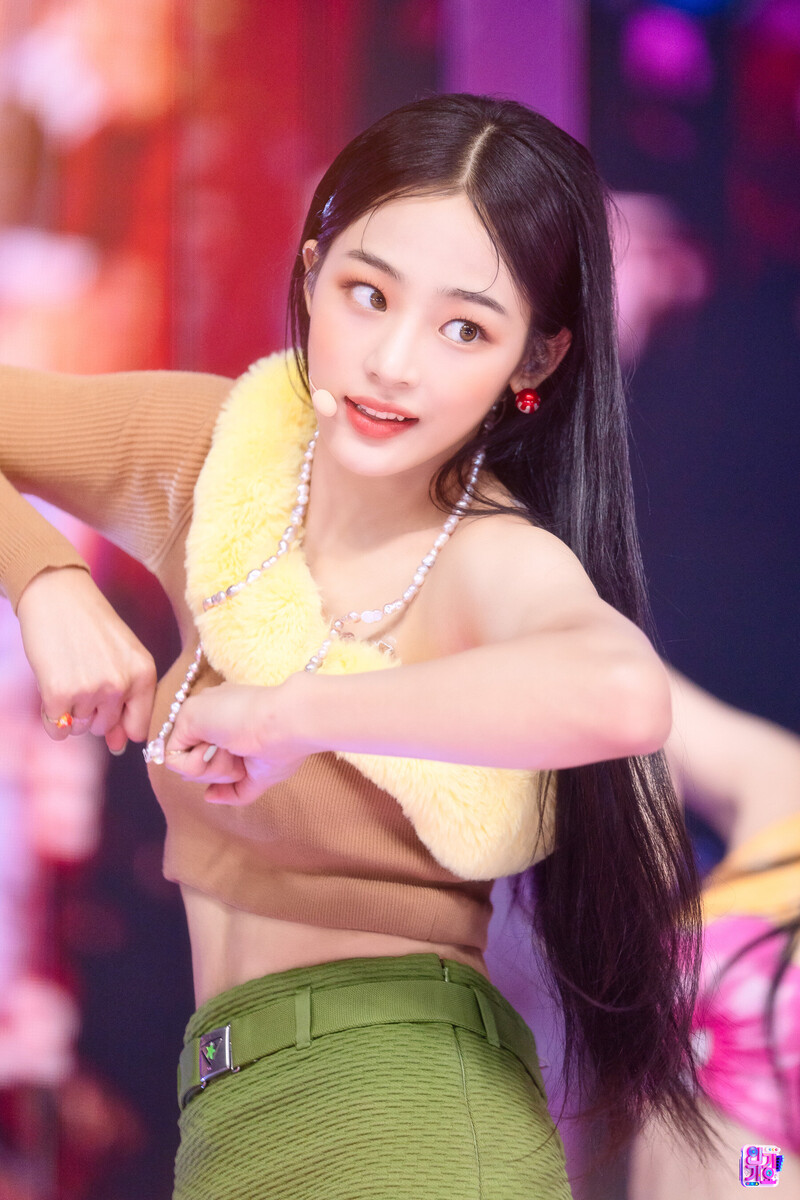 220821 NewJeans Minji - 'Attention' at Inkigayo documents 25