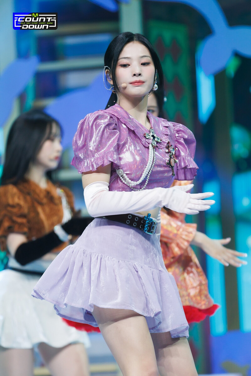 220922 NMIXX Lily - 'DICE' & 'COOL (Your rainbow)' at M COUNTDOWN documents 8