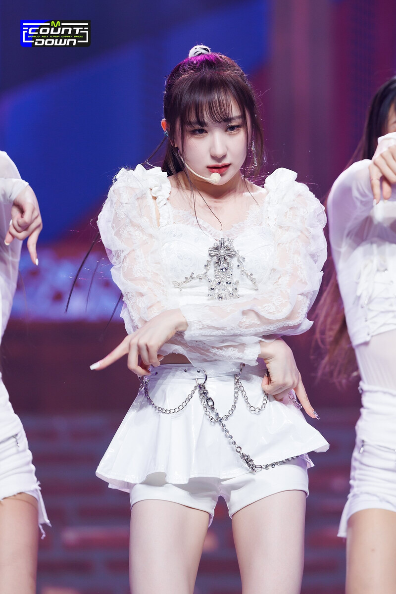 221013 Lee Chaeyeon 'HUSH RUSH' at M Countdown | kpopping