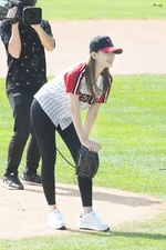 180923 Apink Hayoung throwing first pitch for LG Twins