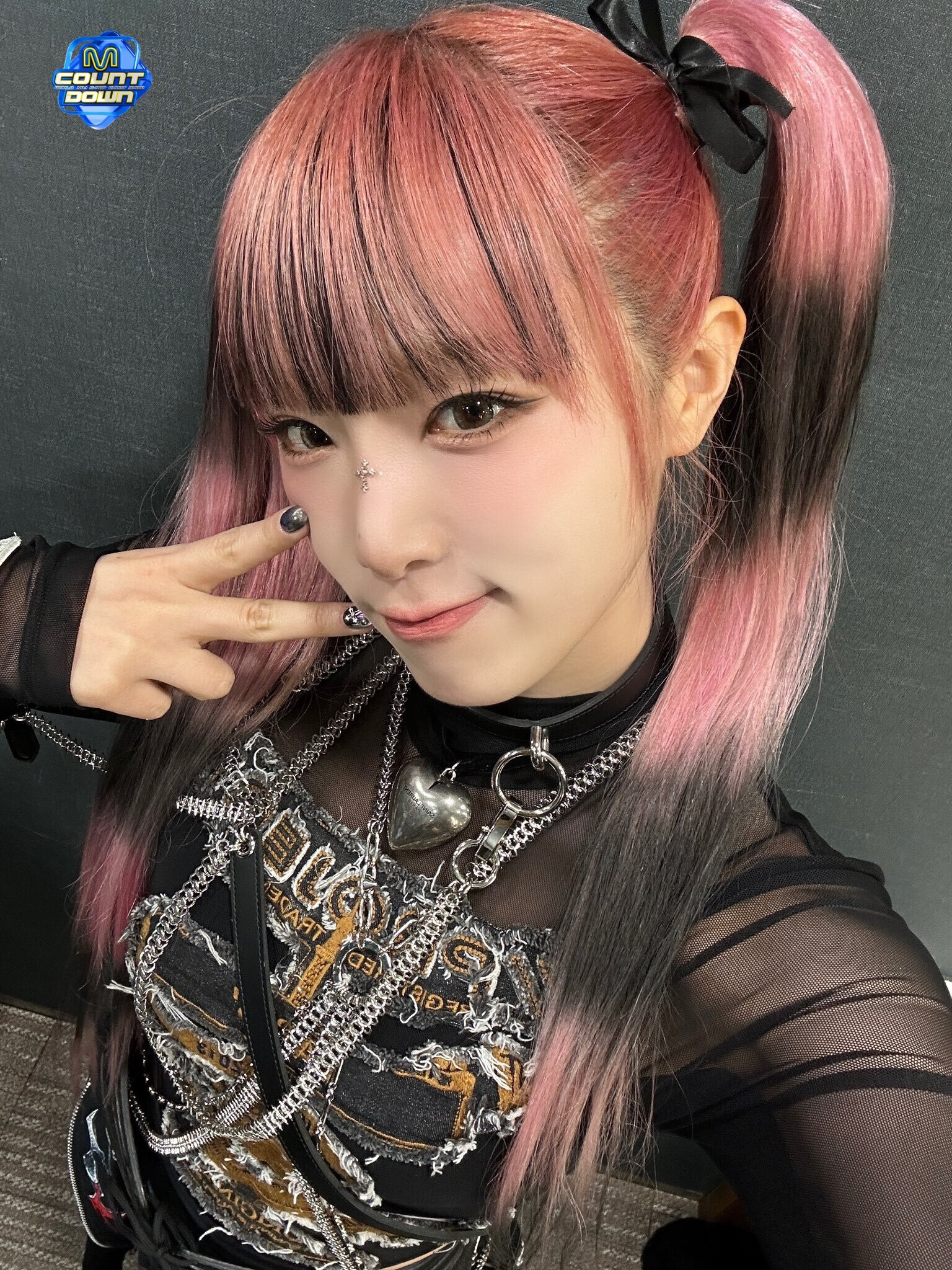 240118 - M COUNTDOWN Twitter Update with YENA | kpopping