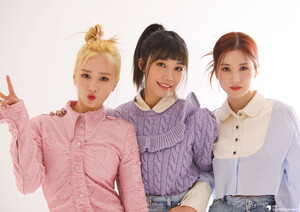 220302 IST Naver - Apink Chorong, Bomi & Eunji 1st Look Photoshoot Behind