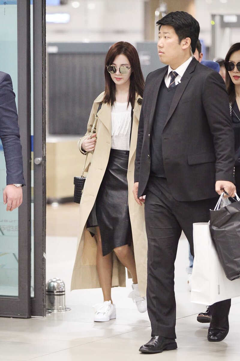 170312 Girls' Generation Seohyun at Incheon Airport documents 5