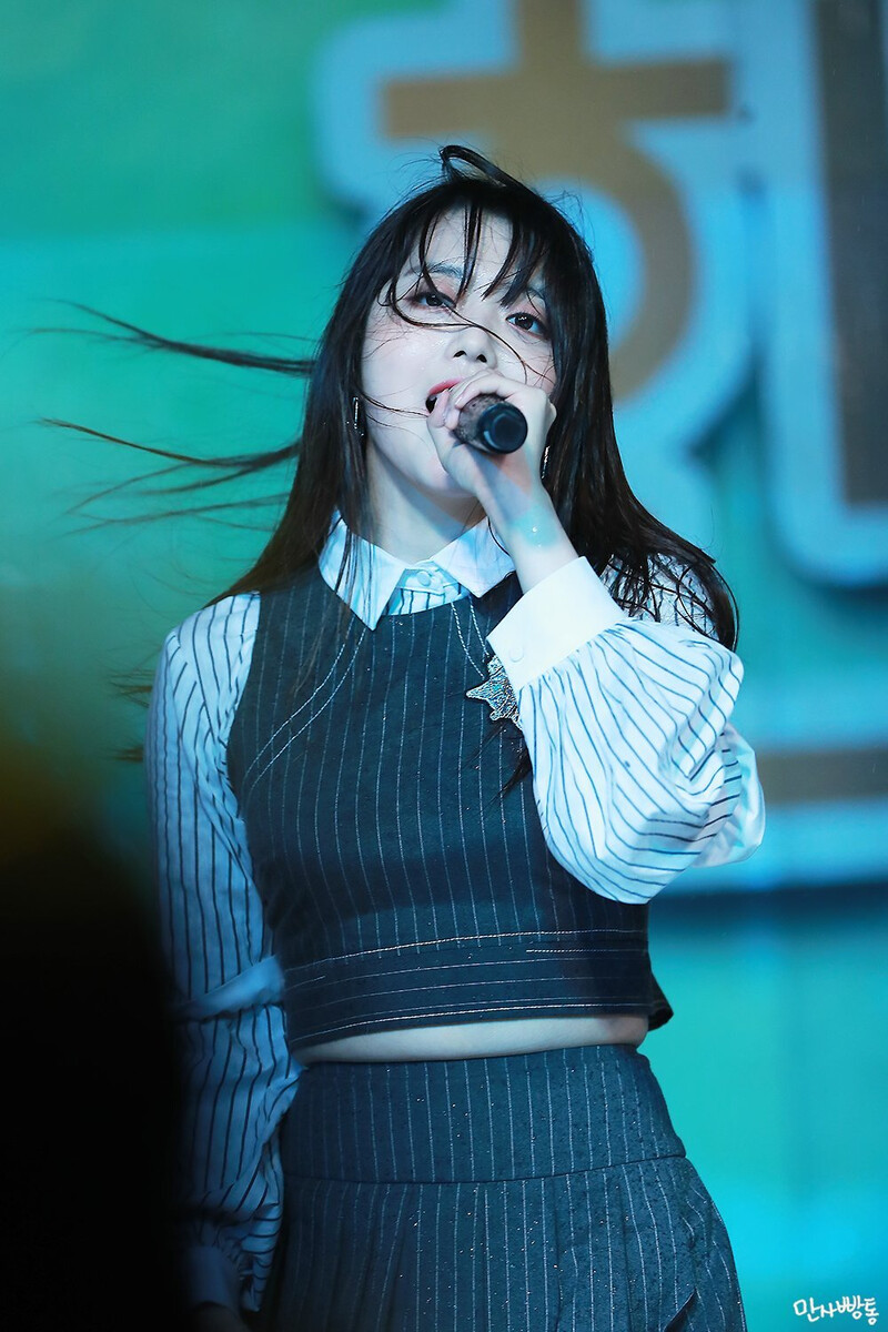 180517 Weki Meki Suyeon at Sunlin College Festival documents 3