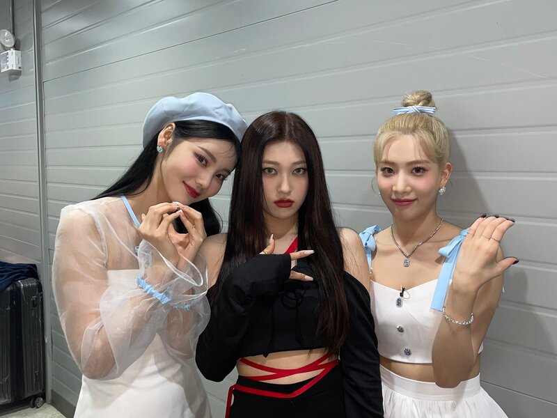 220512 Loona Twitter Update - Kim Lip, Choerry, and JinSoul documents 4