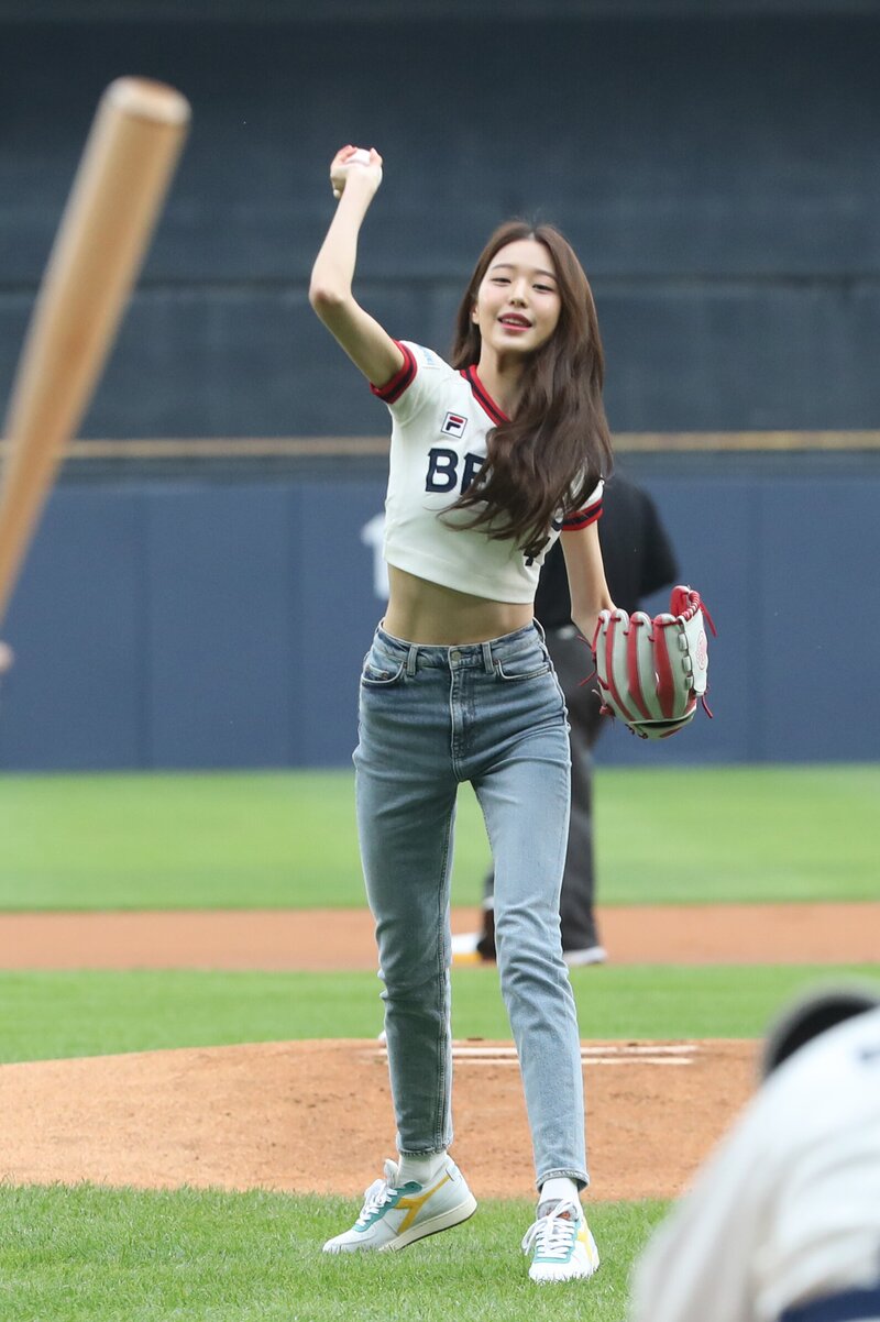 220619 IVE Wonyoung - Doosan Bears First Pitch documents 15