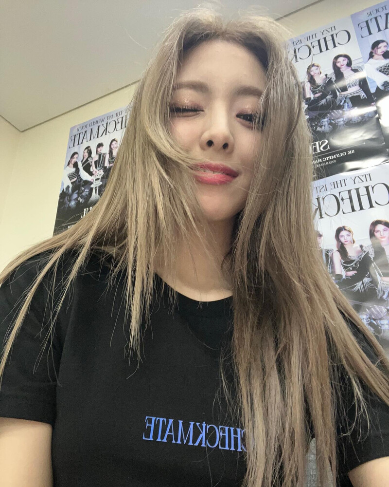 220807 ITZY Instagram Update - Yuna documents 7