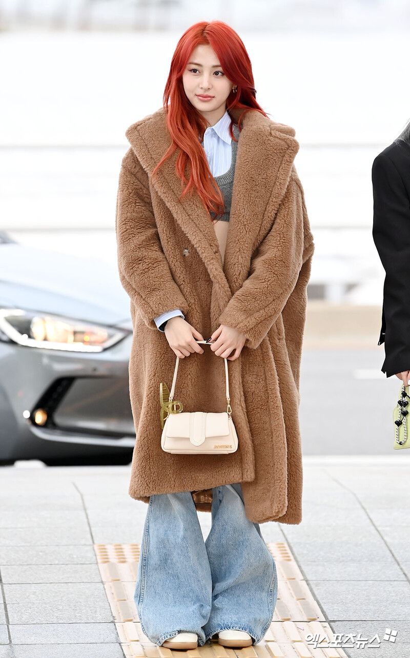 231126 LE SSERAFIM Yunjin at Incheon International Airport documents 5