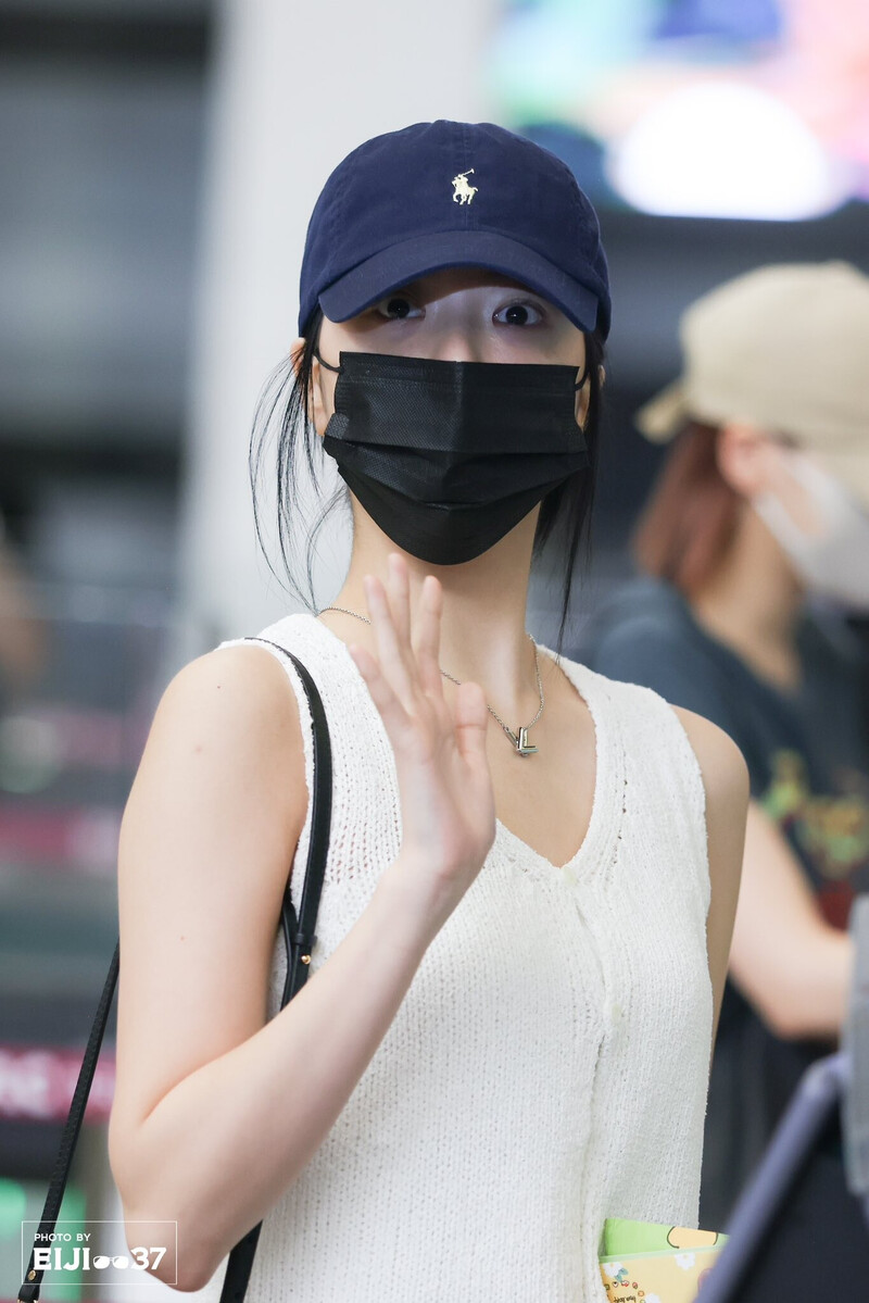 240810 LE SSERAFIM Eunchae at Gimpo International Airport documents 3