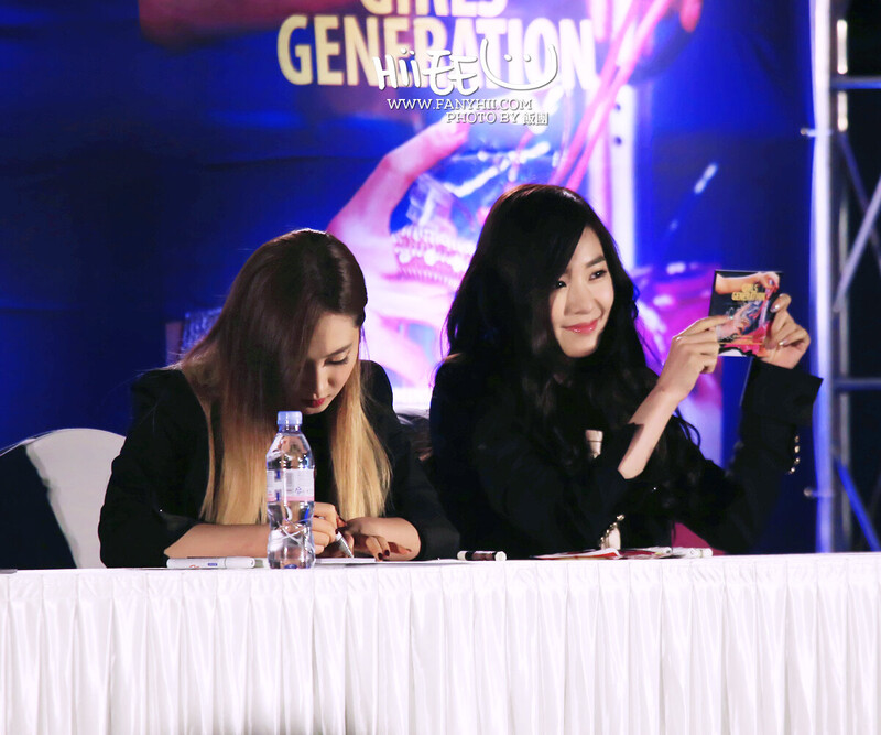 140316 Girls' Generation Tiffany at Cheonggye Fansign documents 9