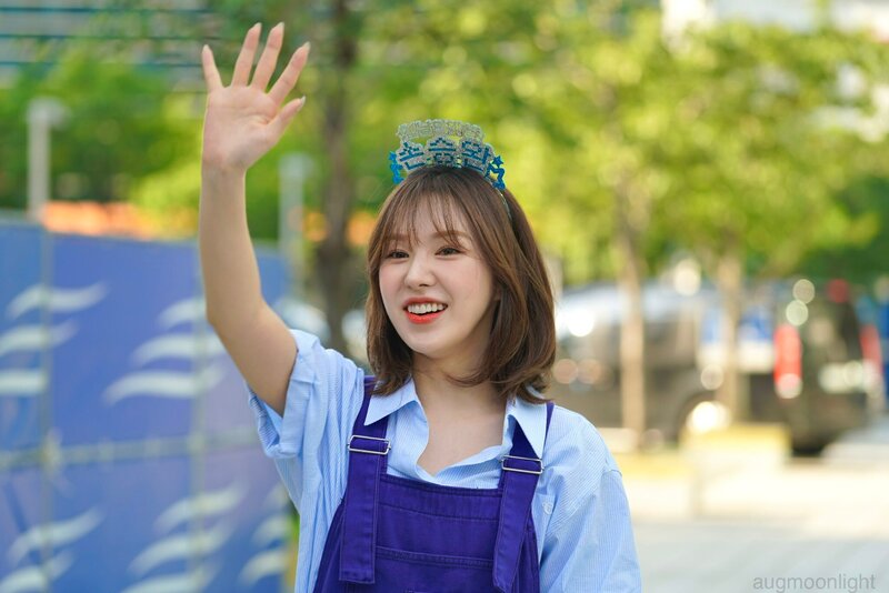 220817 Red Velvet Wendy on her arrival at Youngstreet documents 1
