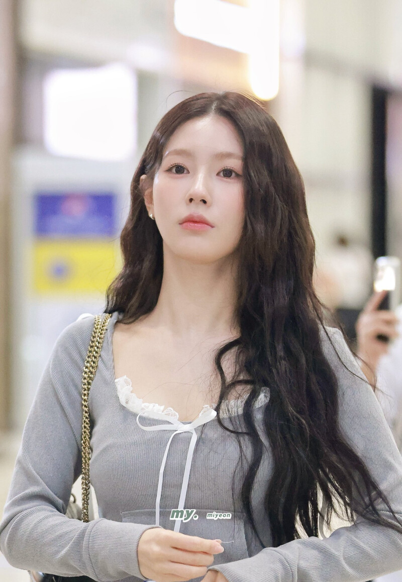 240418 (G)I-DLE Miyeon - ICN Airport documents 2