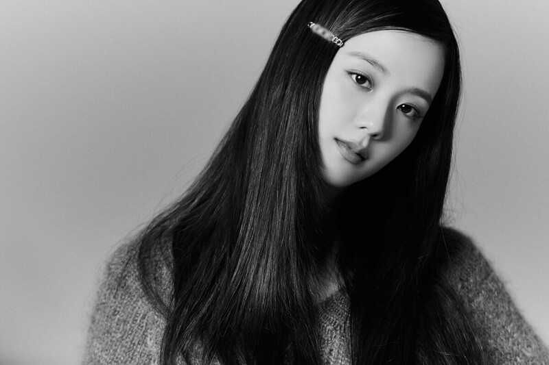 211211 YG Stage Naver Post - BLACKPINK Jisoo Harpers Magazine December Issue Behind documents 3