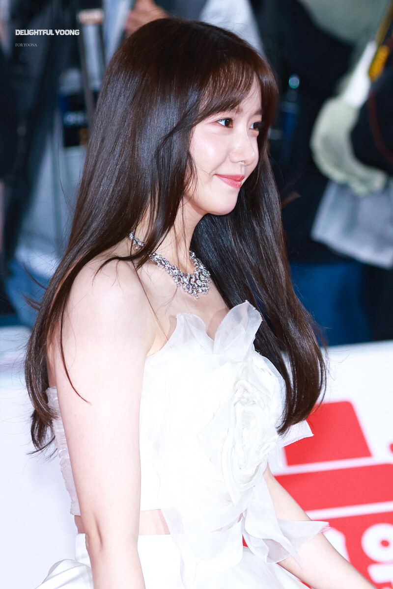 221125 Girls' Generation YoonA at Blue Dragon Film Awards documents 3