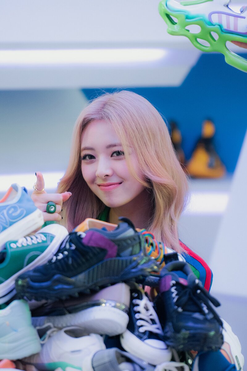 ITZY - 'SNEAKERS' M/V Behind documents 4