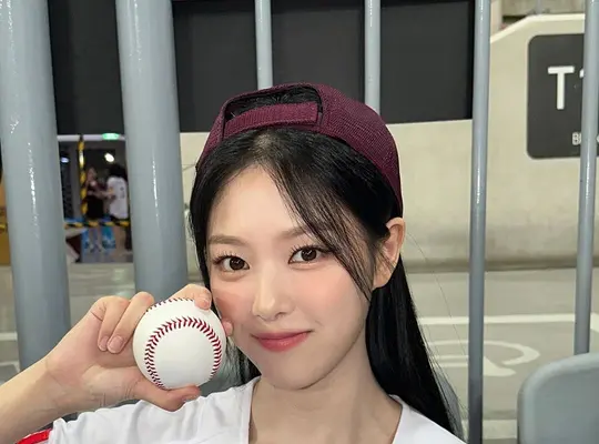 230808 LOOSSEMBLE Hyunjin Instagram Update | kpopping