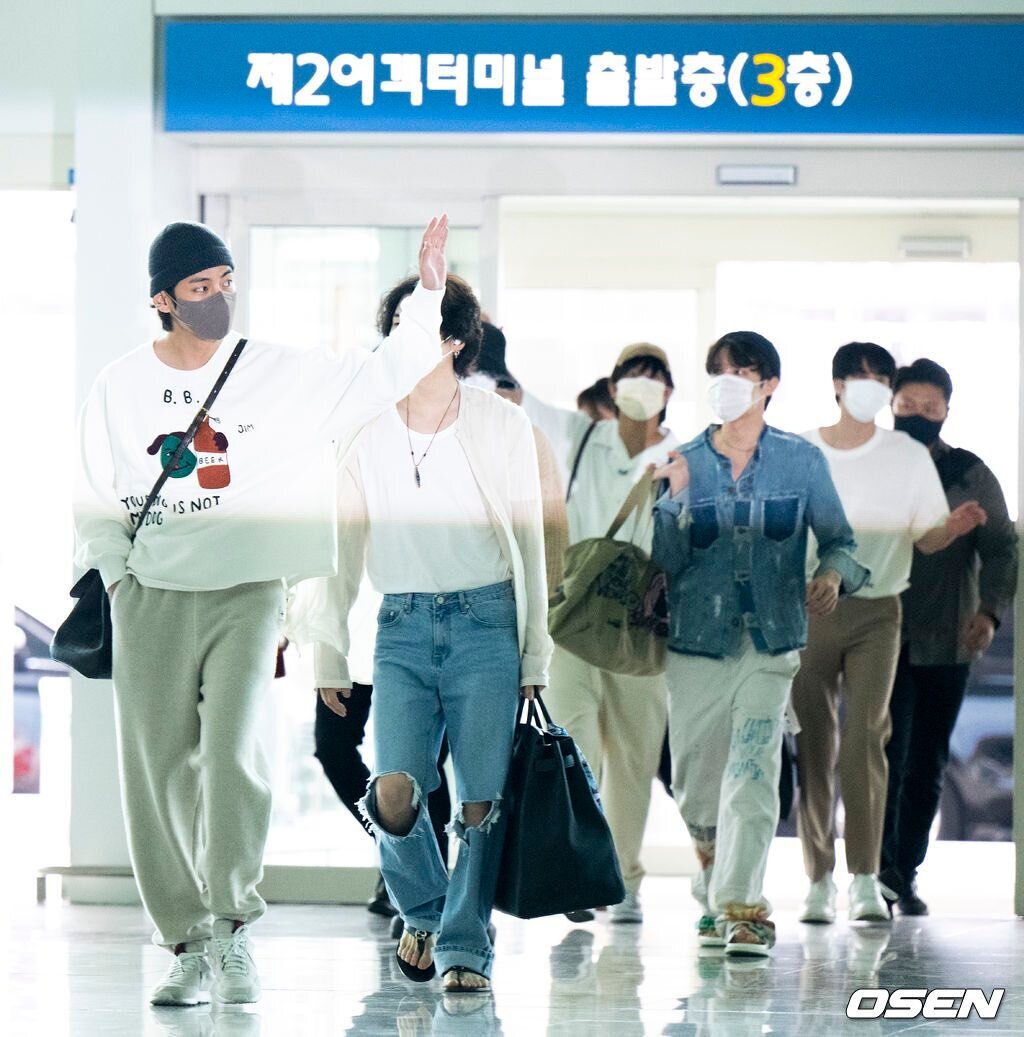 210918, BTS at Incheon airport • • • • #btscloset1 #방탄소년단 #bts #btsstyle  #styleofbts #bangtanstyle #rm #jin #suga #hobi #jimin…