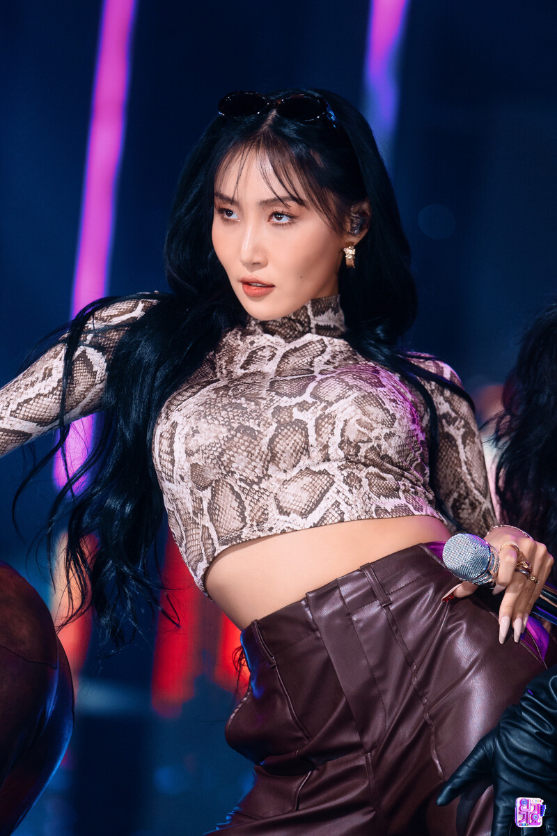 221023 MAMAMOO Hwasa - 'ILLELLA' at Inkigayo documents 12