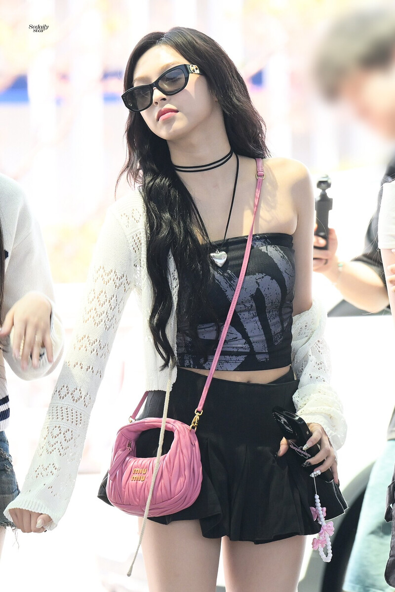 240606 BABYMONSTER Chiquita at Incheon International Airport documents 2