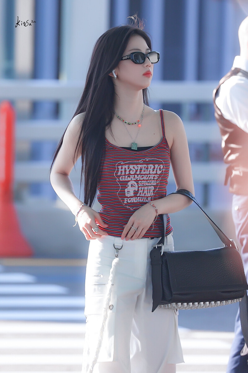 240626 BABYMONSTER Ruka at Incheon International Airport documents 3