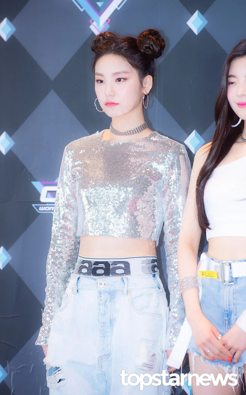 190228 ITZY Yeji at M Countdown photo time | kpopping