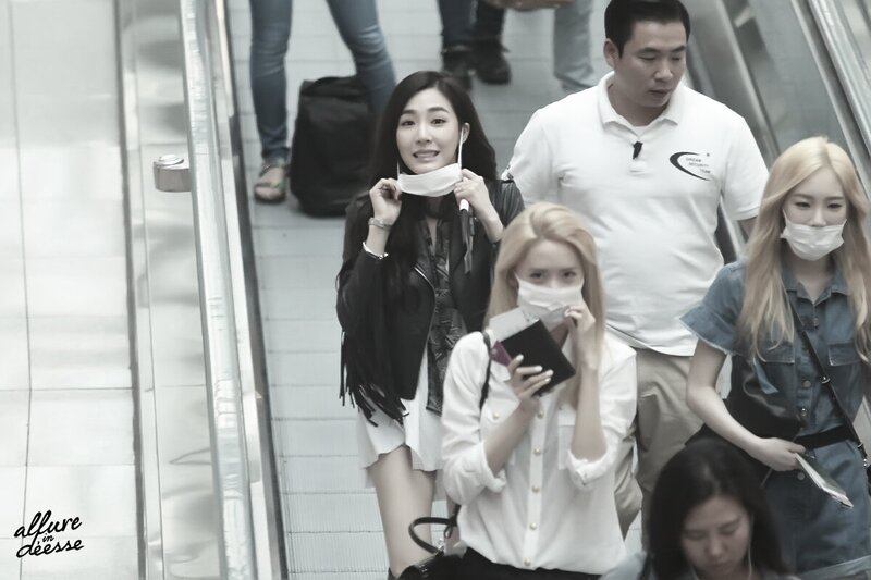 150610 Girls' Generation Tiffany at Incheon Airport documents 2