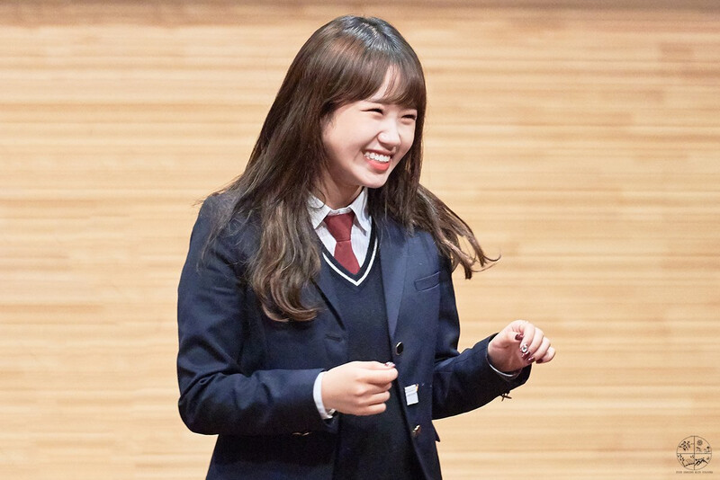 180519 Weki Meki Yoojung at 'Lucky' Gangbyeon Fansign documents 1