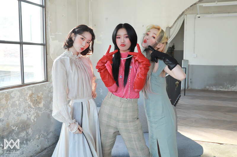 210430 WM Naver Post - OH MY GIRL's W Magazine Photoshoot Behind documents 19