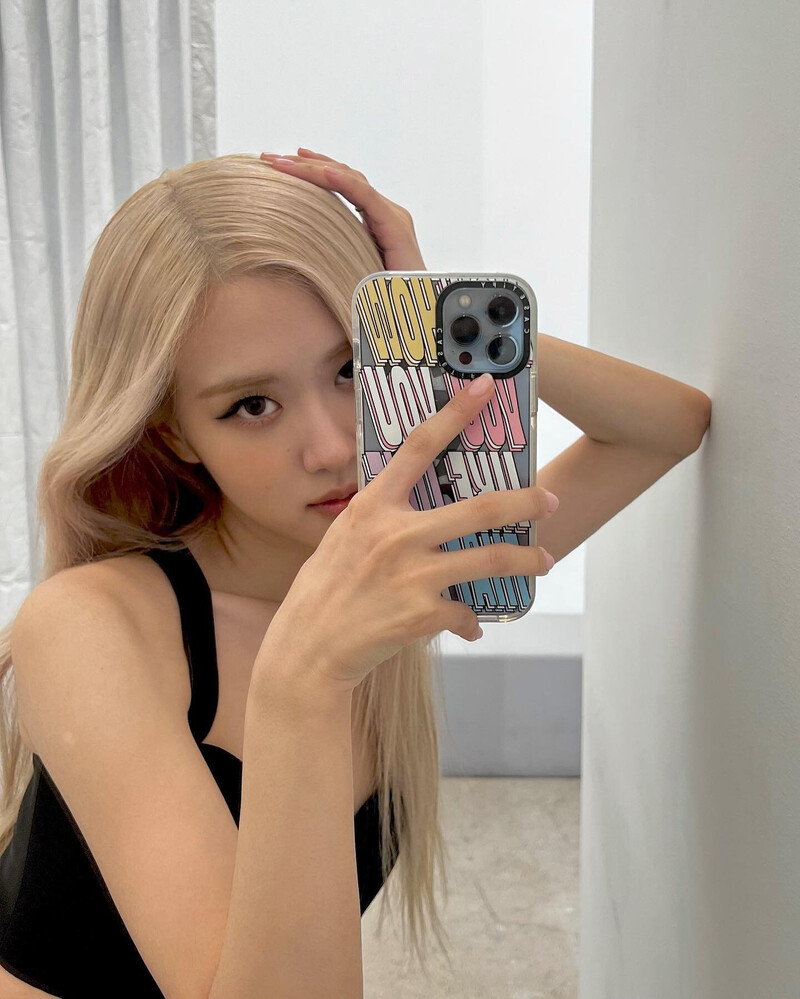 220105 - ROSÉ Instagram Update documents 1