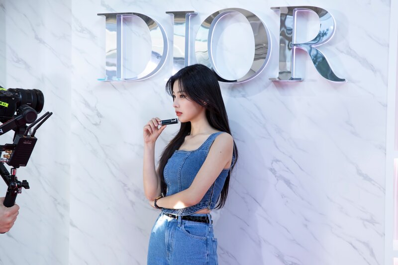 220409 8D Naver Post - Kang Hyewon & Kim Minju - Dior Addict Pop-up Store documents 3