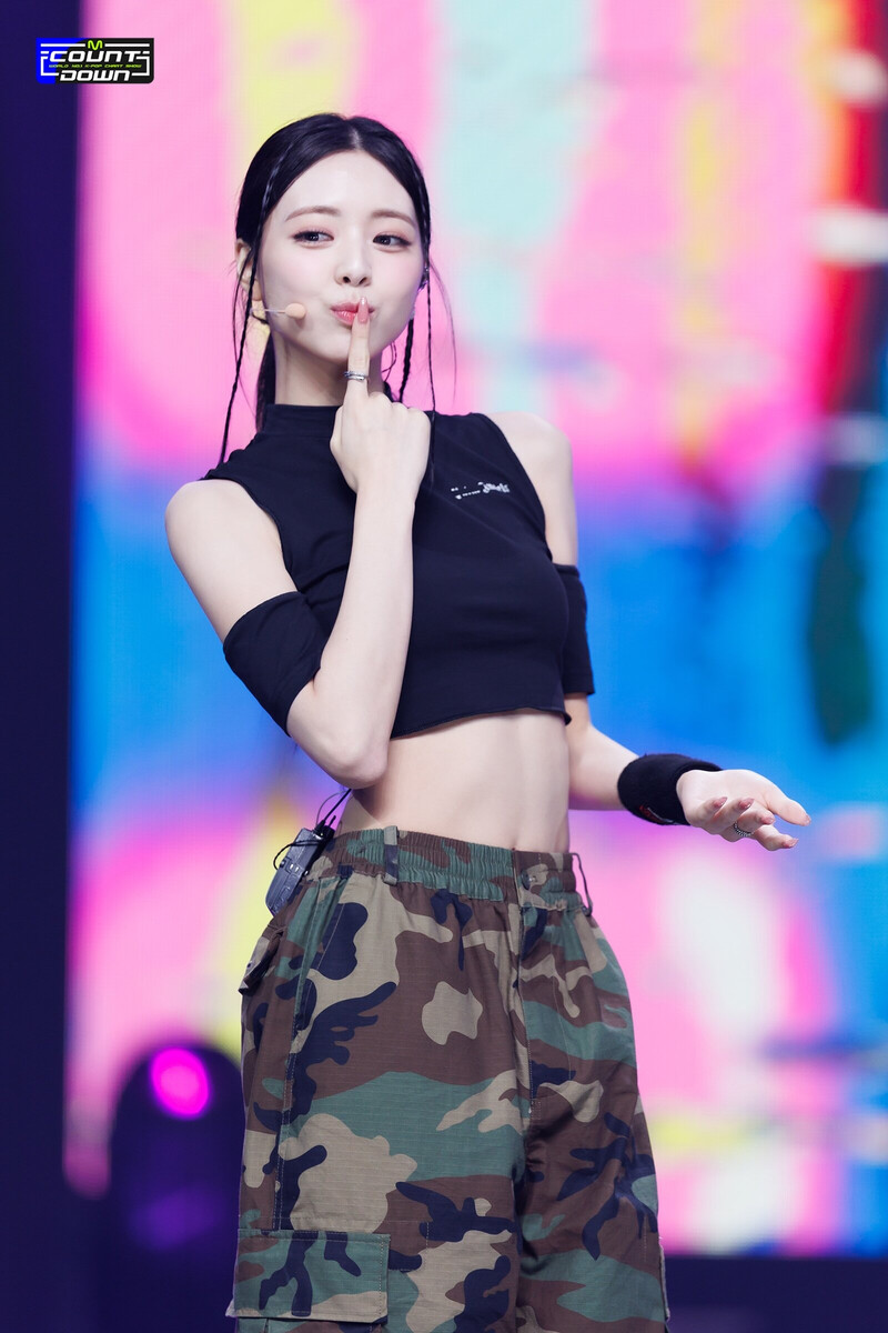 230824 ITZY Yuna - 'Cake' at M COUNTDOWN documents 11