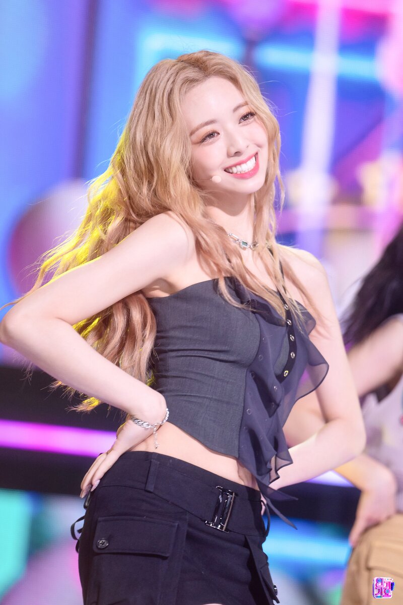 220724 ITZY Yuna - 'SNEAKERS' at Inkigayo documents 3