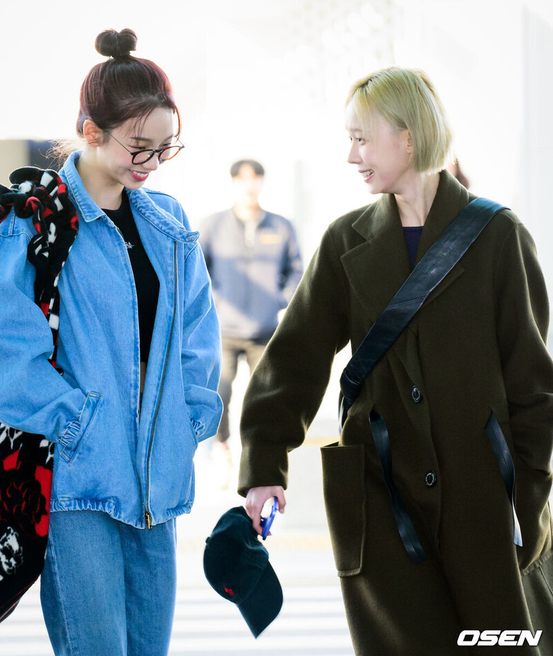 241108 aespa Karina & Winter at Incheon Airport documents 4