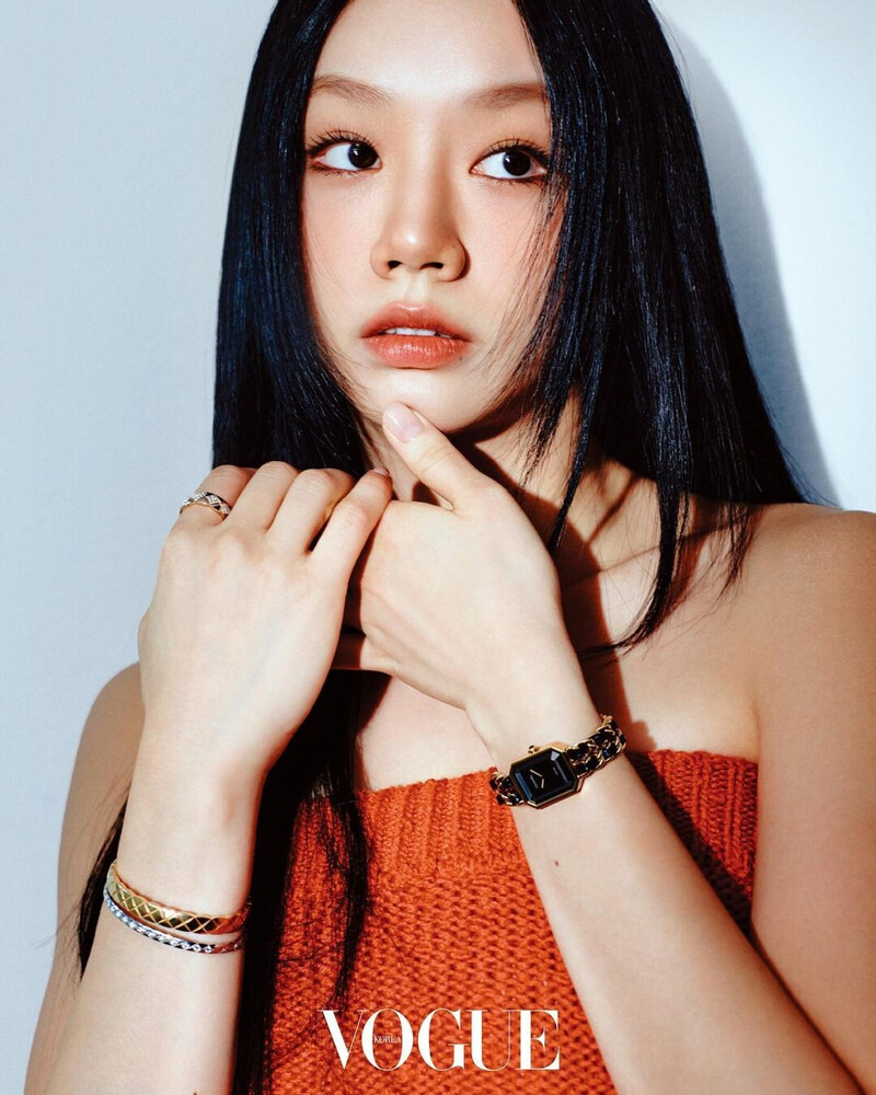 Hyeri for Chanel Watches - Vogue Korea October 2024 Issue documents 4