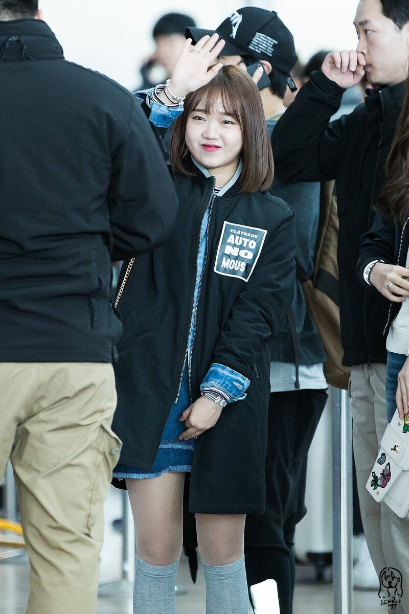 170214 I.O.I Yoojung at Incheon Airport documents 4