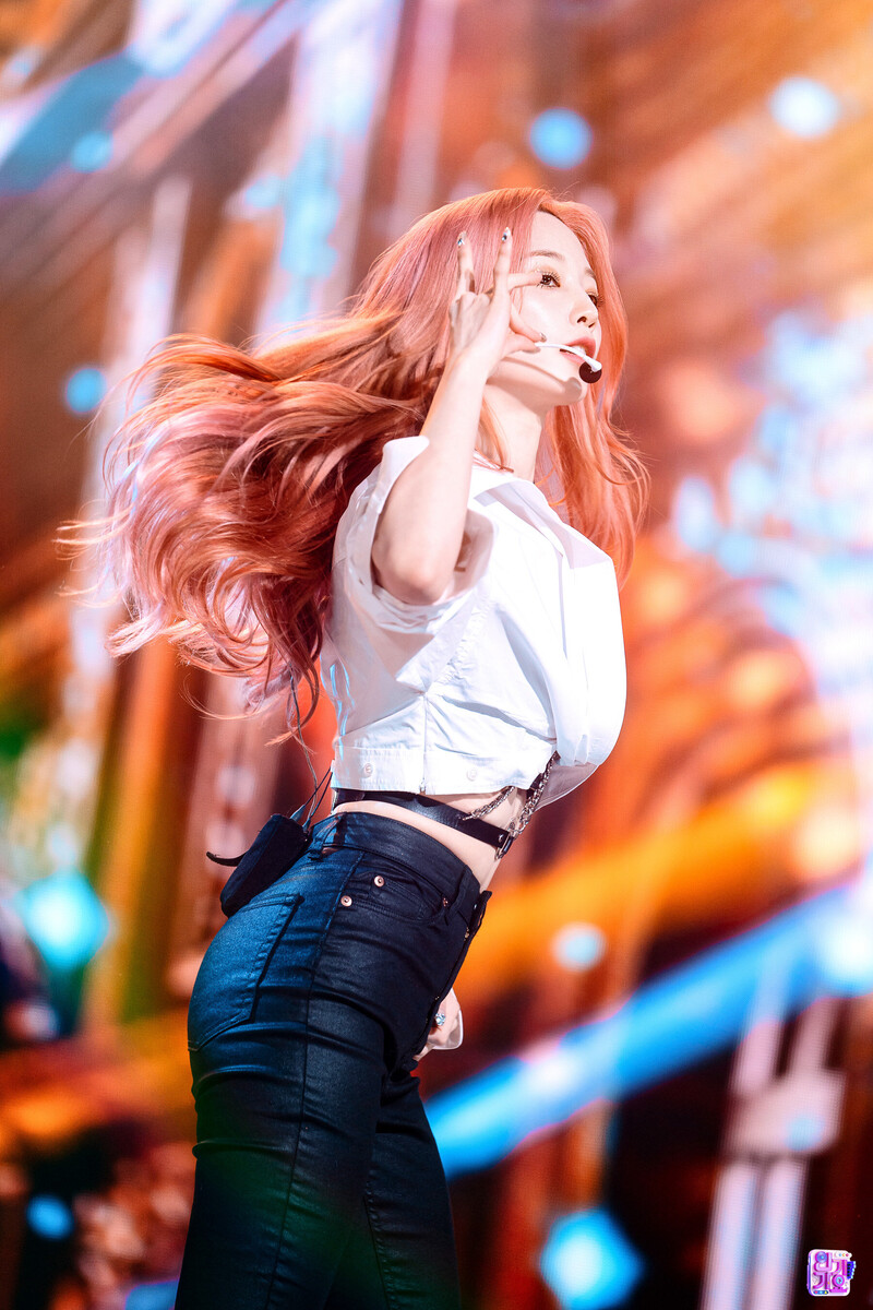 220306 Rocket Punch Yeonhee at Inkigayo documents 12