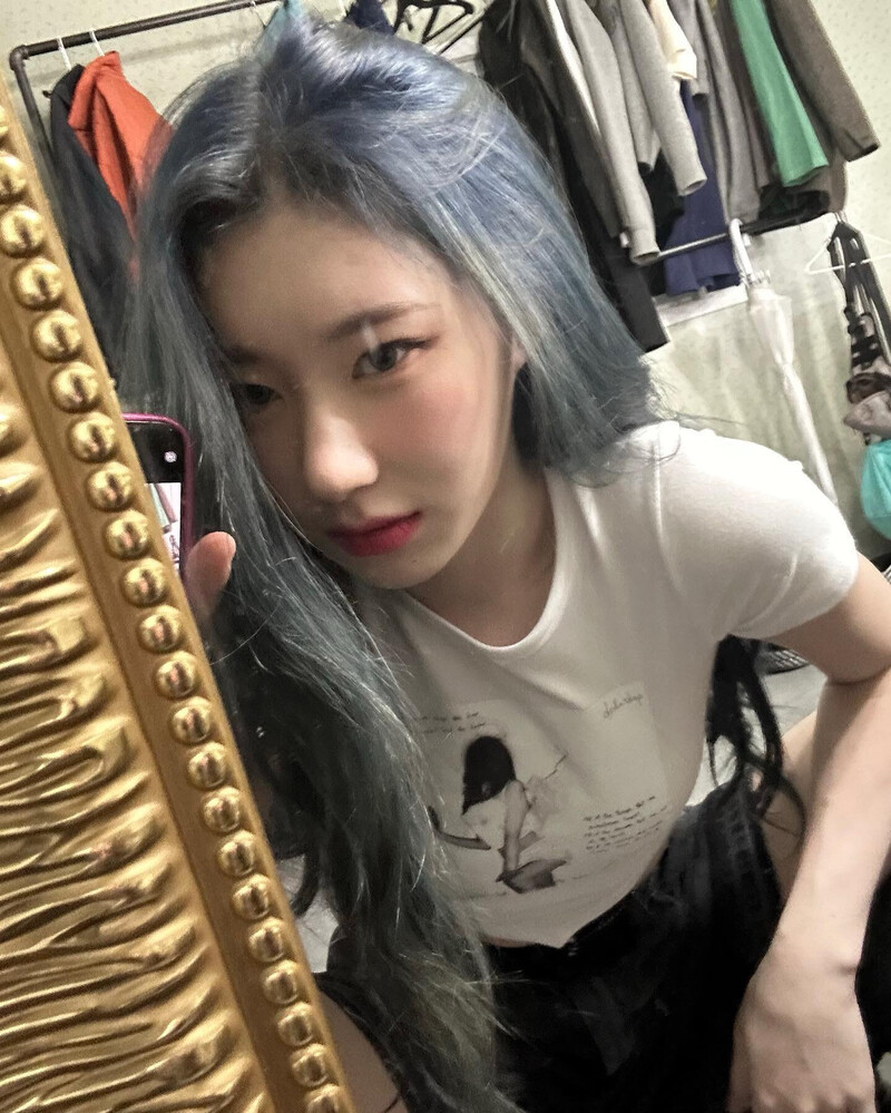 230426 - ITZY Chaeryeong Instagram Update documents 4