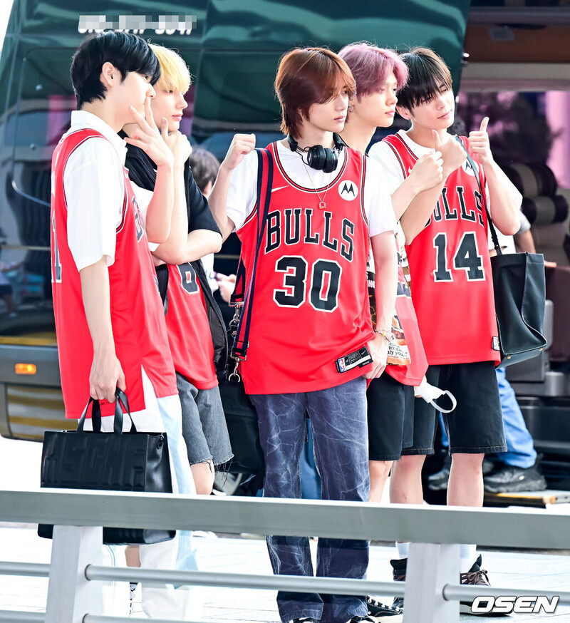 230802 TXT at Incheon International Airport heading to Chicago documents 6