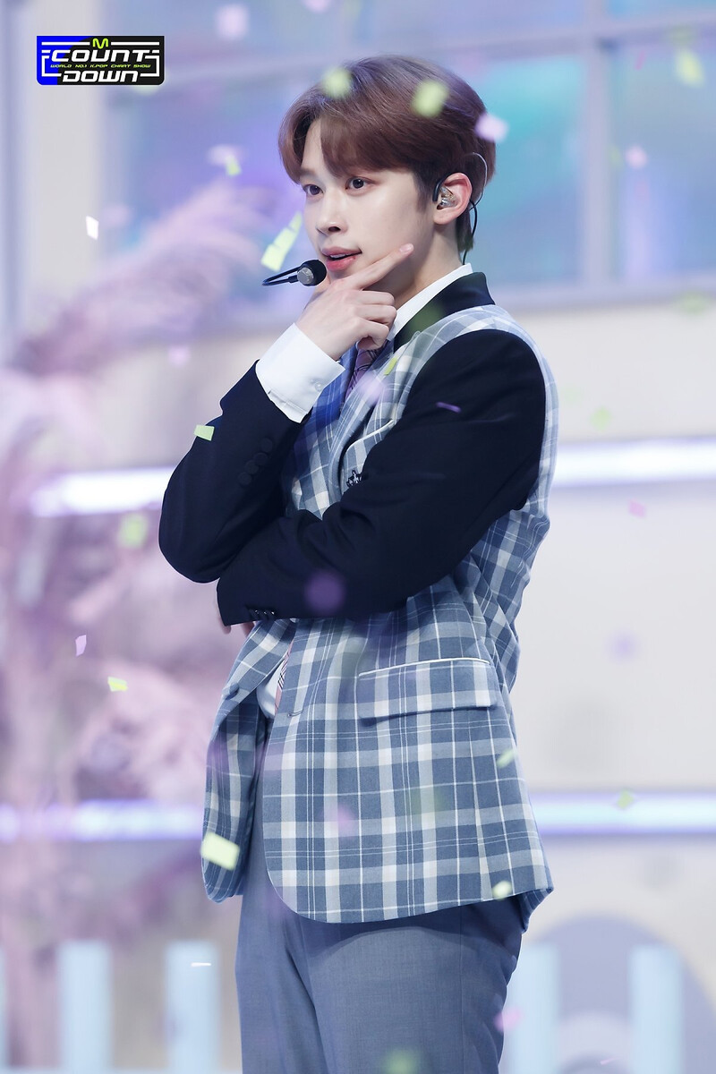 220421 YOUNITE - "1 of 9" at M Countdown documents 25