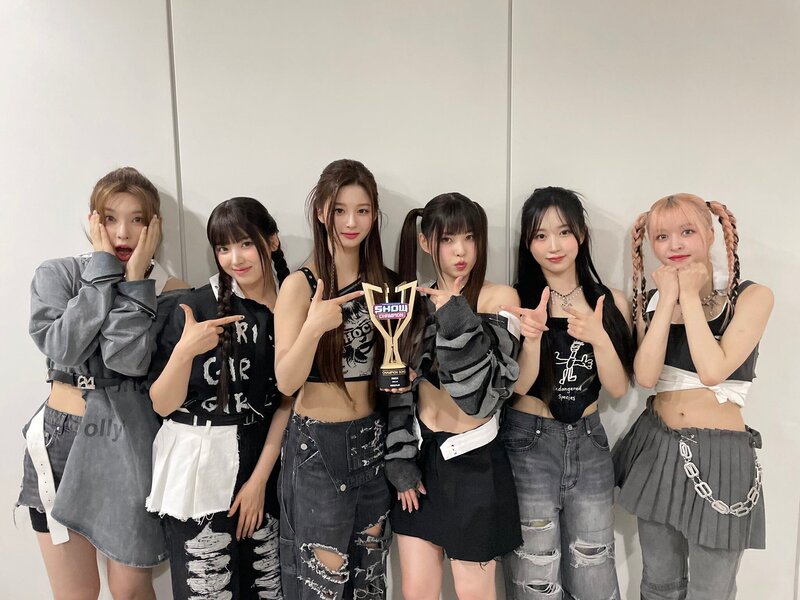230329 NMIXX SNS Update at Show Champion - 1st Win | kpopping